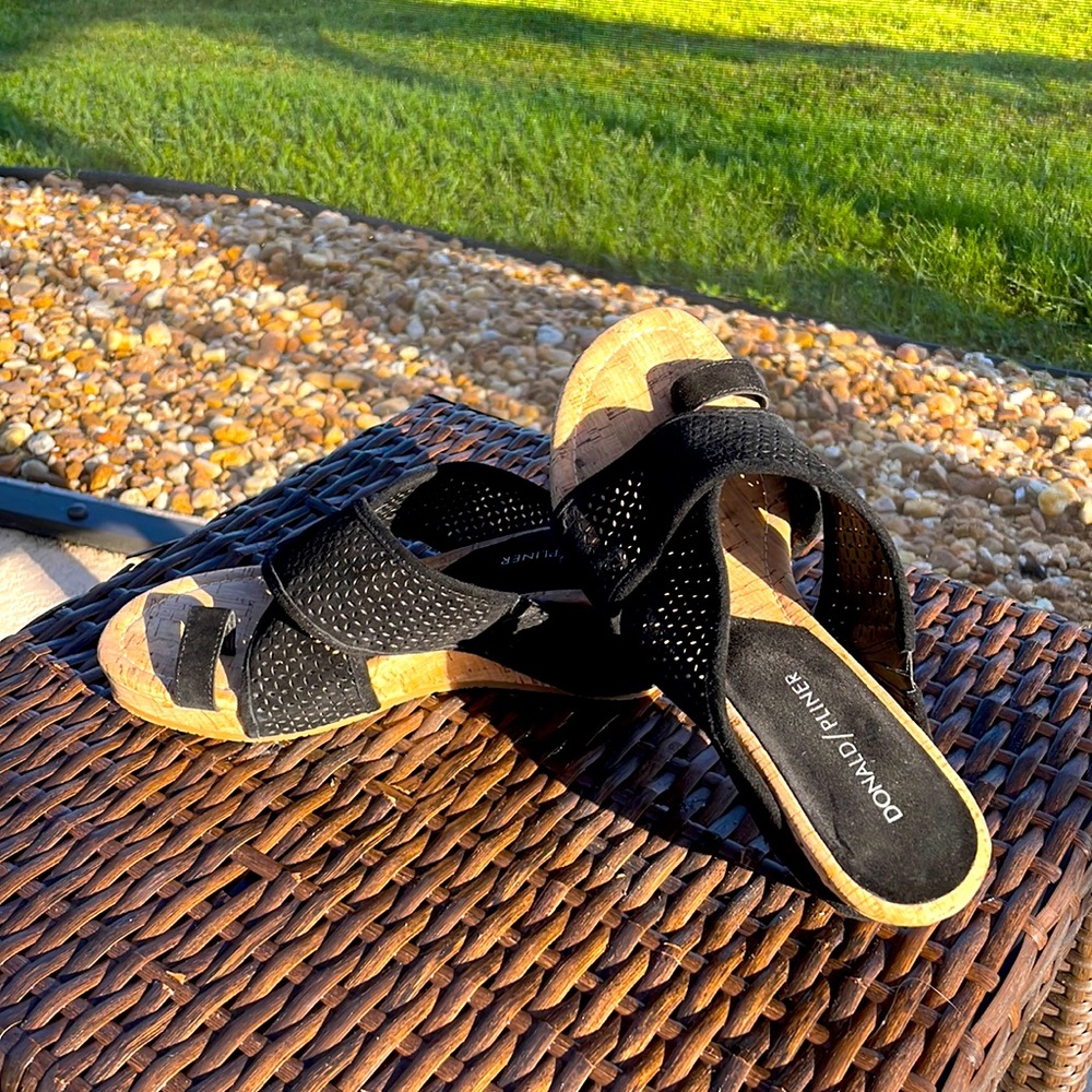 Donald Pilner black wedge sandal - SZ 8M